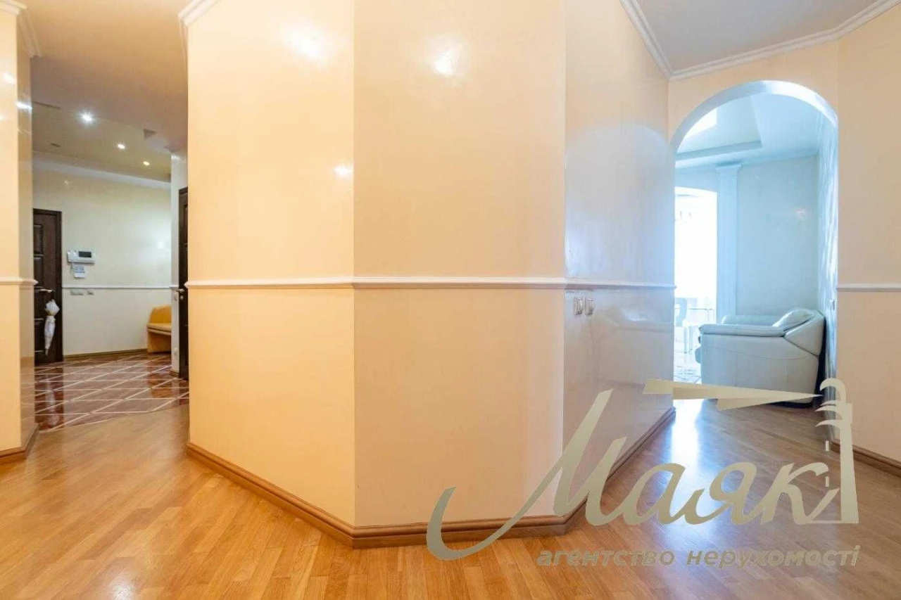 Продається 3-кімнатна квартира 121 м² на вулиці Левка Лук'яненка, біля метро «Мінська»