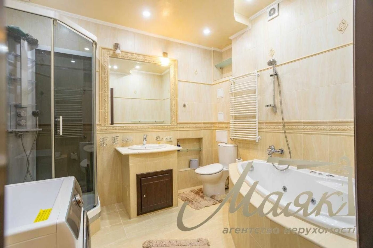 Продається 3-кімнатна квартира 121 м² на вулиці Левка Лук'яненка, біля метро «Мінська»