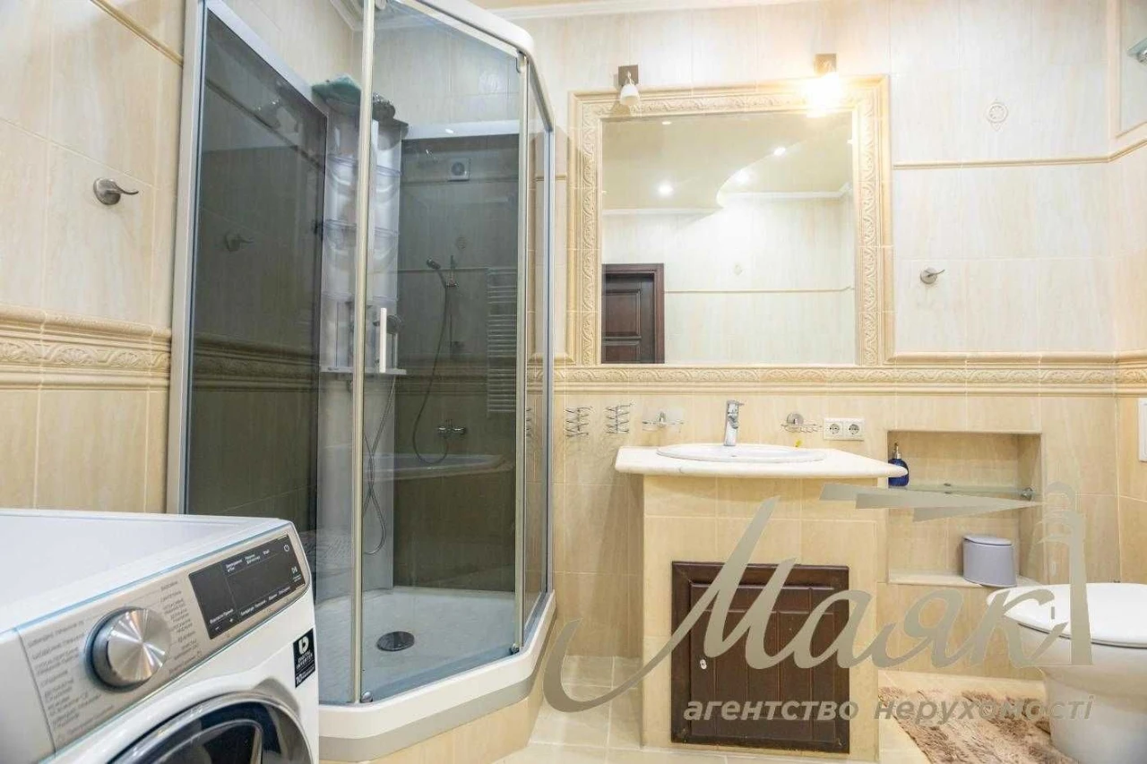 Продається 3-кімнатна квартира 121 м² на вулиці Левка Лук'яненка, біля метро «Мінська»