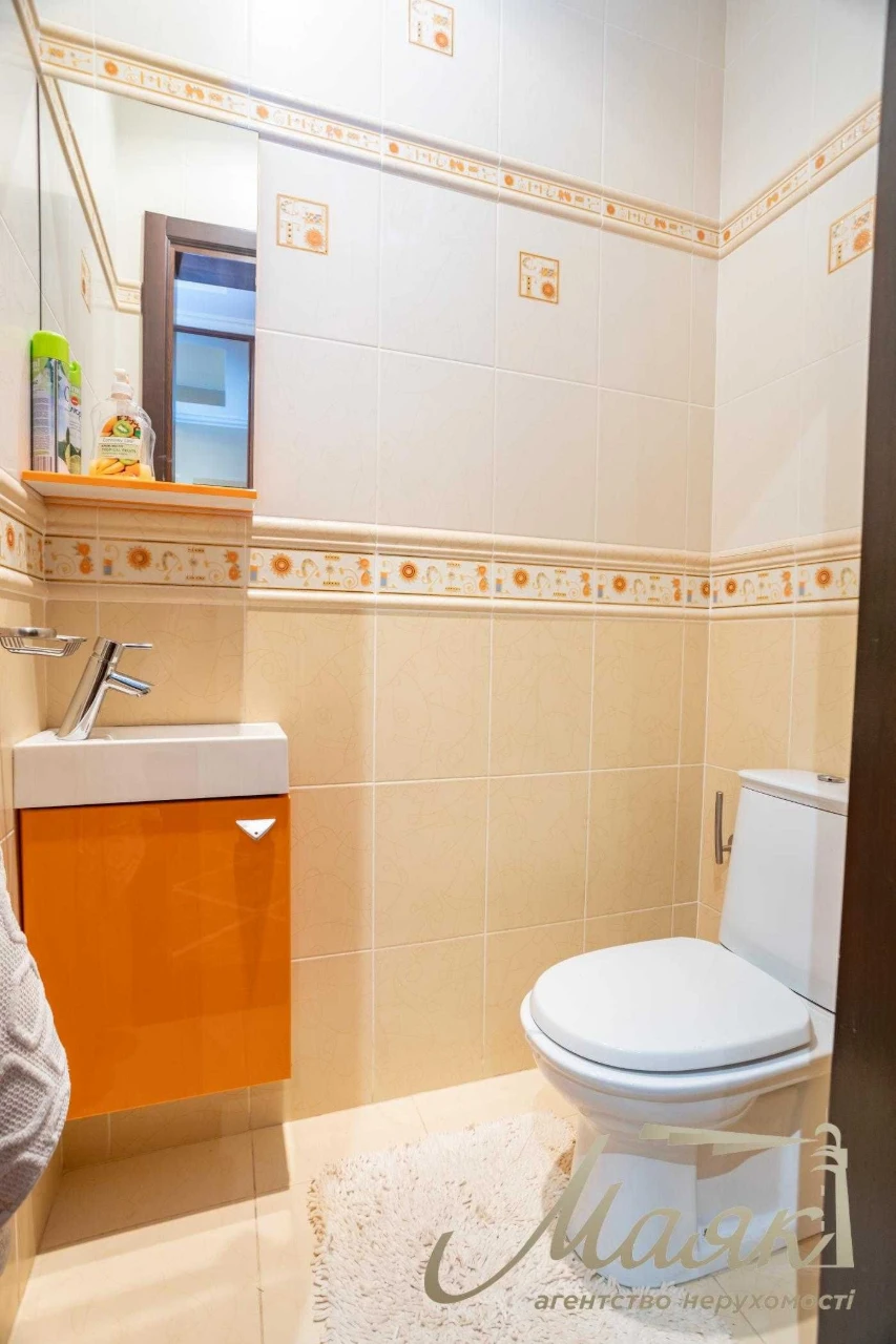 Продається 3-кімнатна квартира 121 м² на вулиці Левка Лук'яненка, біля метро «Мінська»