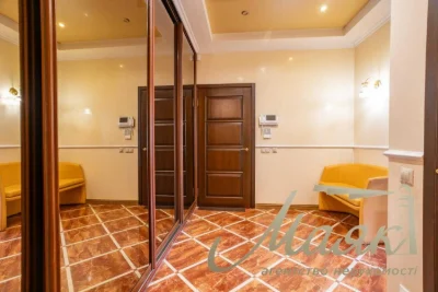 Продається 3-кімнатна квартира 121 м² на вулиці Левка Лук'яненка, біля метро «Мінська»