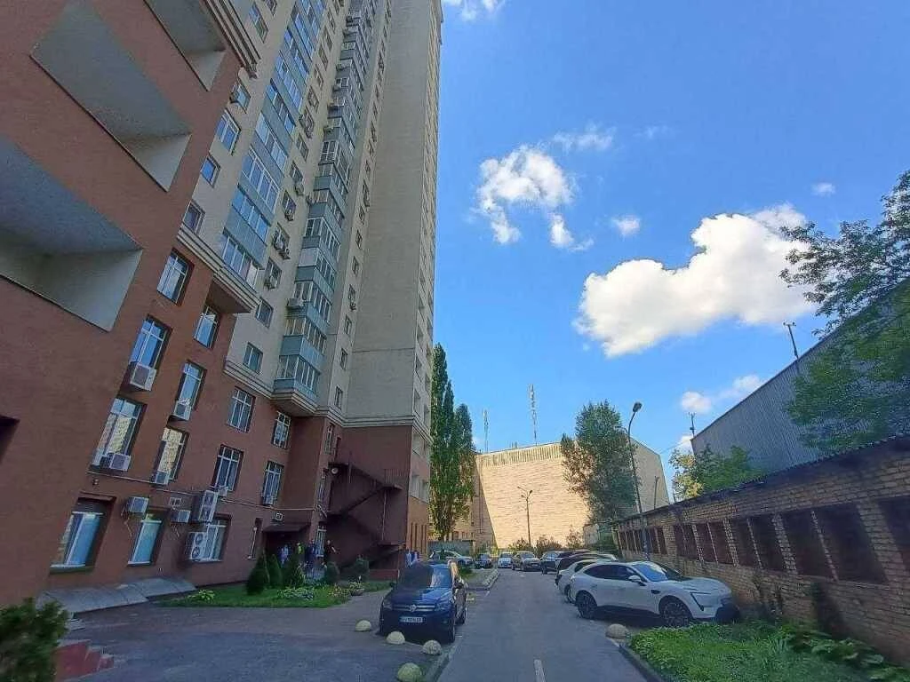 Продається 4-кімнатна квартира Київ, Дніпровський, вулиця Ованеса Туманяна