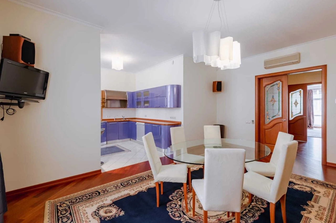 Продається 4-кімнатна квартира, Ковпака 17, М. Палац Україна.