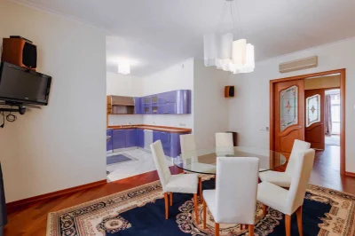 Продається 4-кімнатна квартира, Ковпака 17, М. Палац Україна.