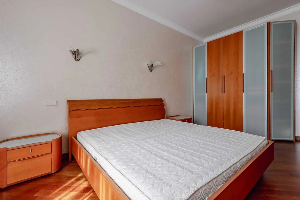Продається 4-кімнатна квартира, Ковпака 17, М. Палац Україна.