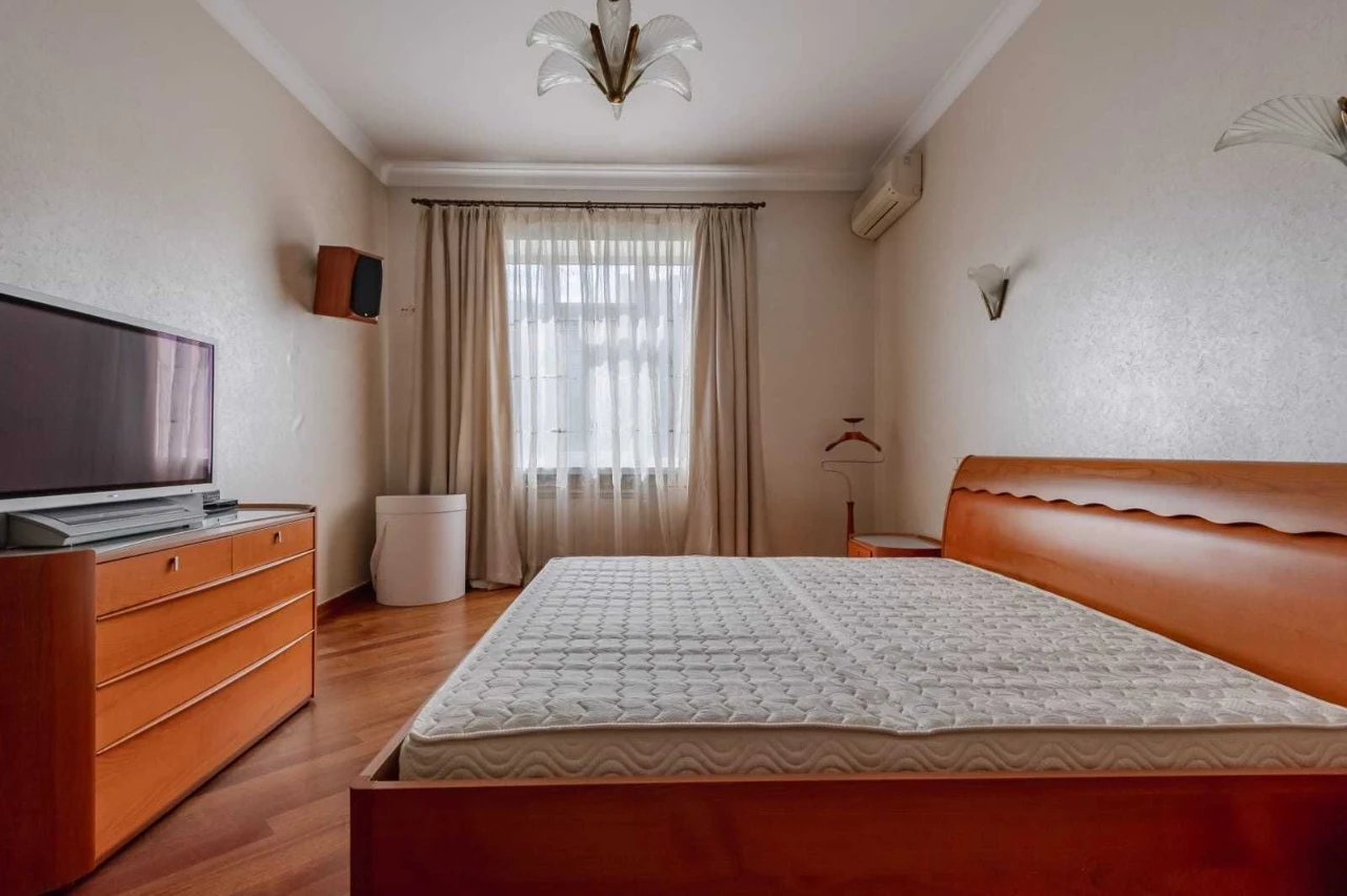 Продається 4-кімнатна квартира, Ковпака 17, М. Палац Україна.