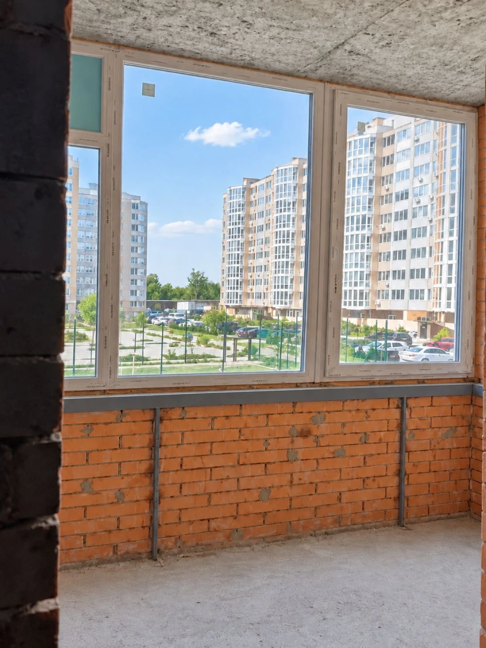 Продається квартира з індивідуальним газовим опаленням, ЖК "Лазу"