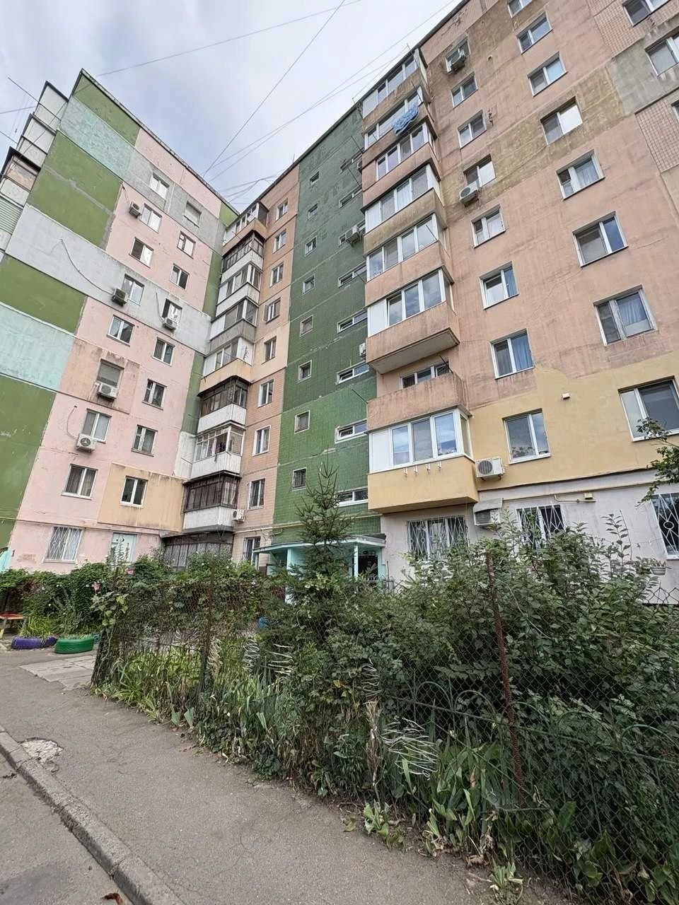 Продається 2-кімнатна квартира з окремими кімнатами в комфортному районі