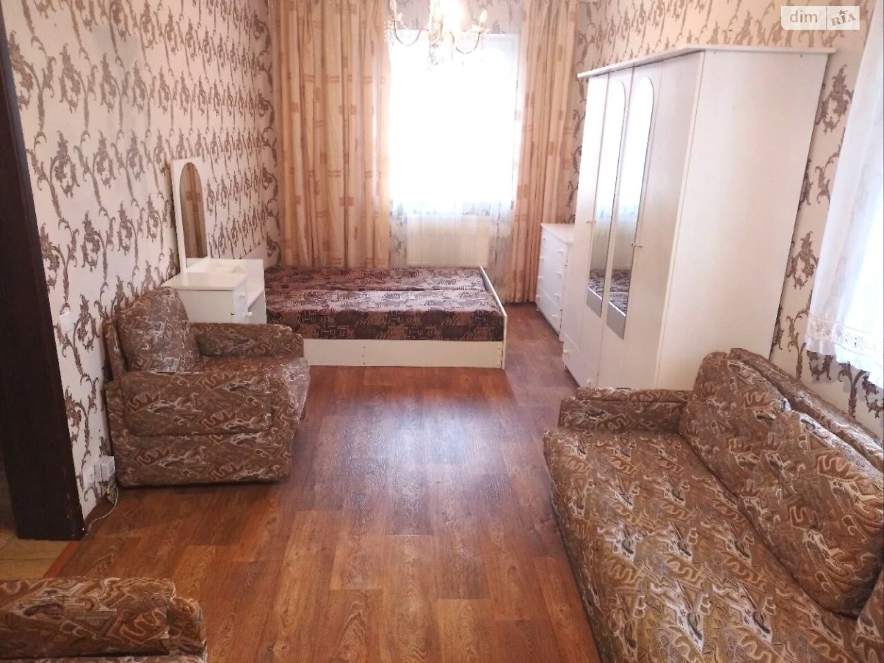 Long-Term Rental: Large Fountain