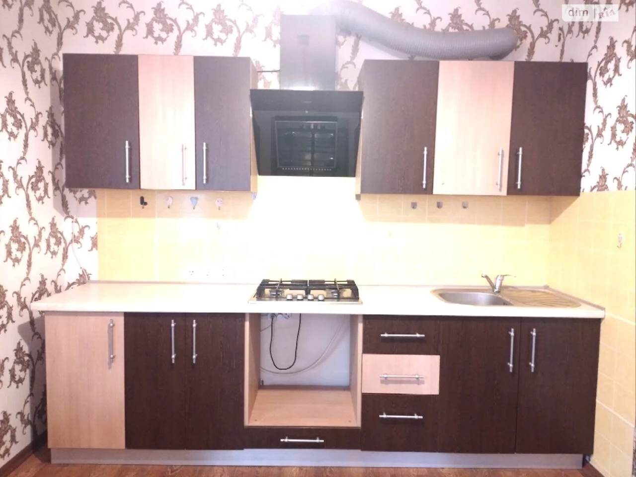 Long-Term Rental: Large Fountain