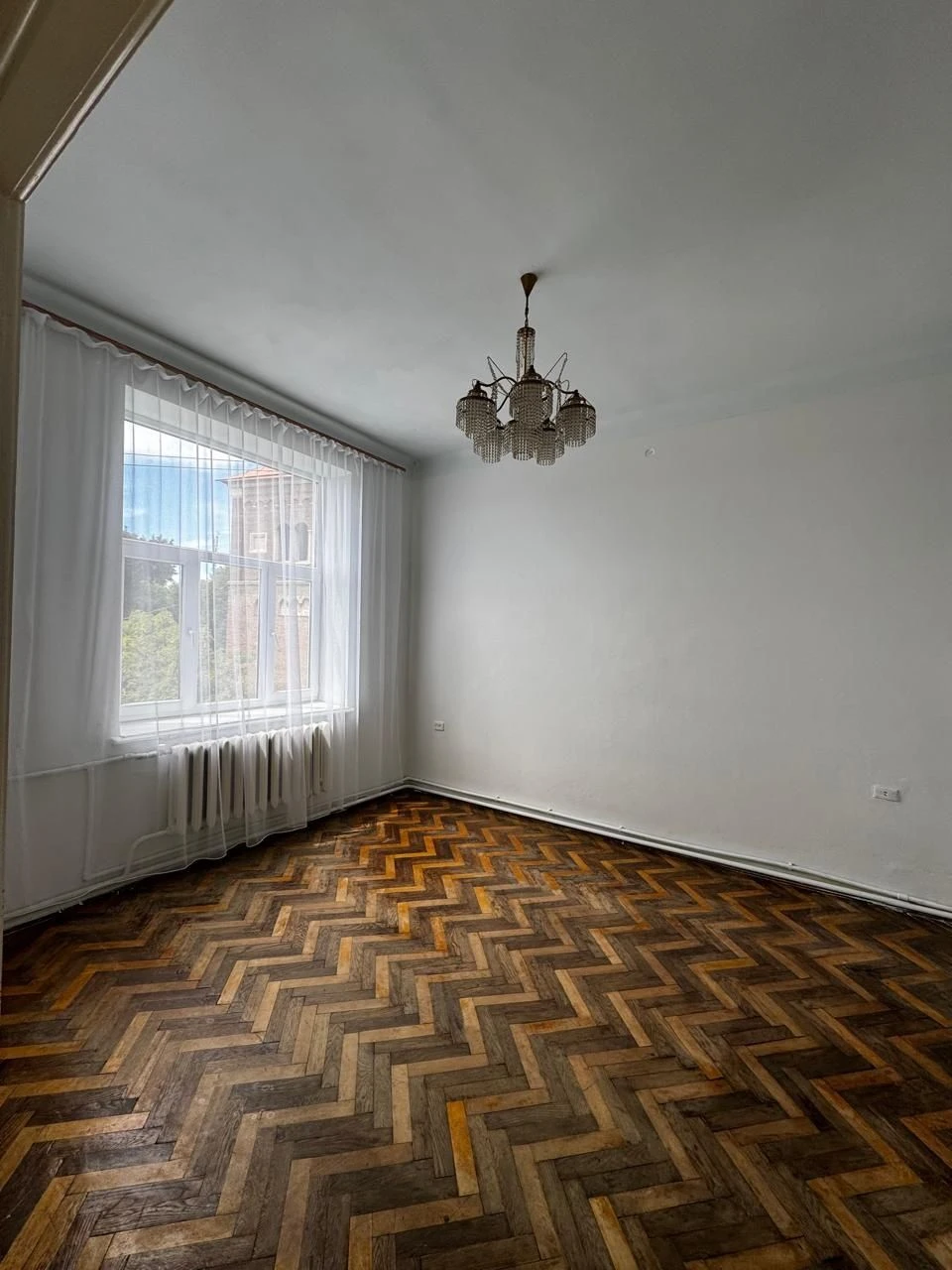 Продается трехкомнатная квартира в центре Дрогобича