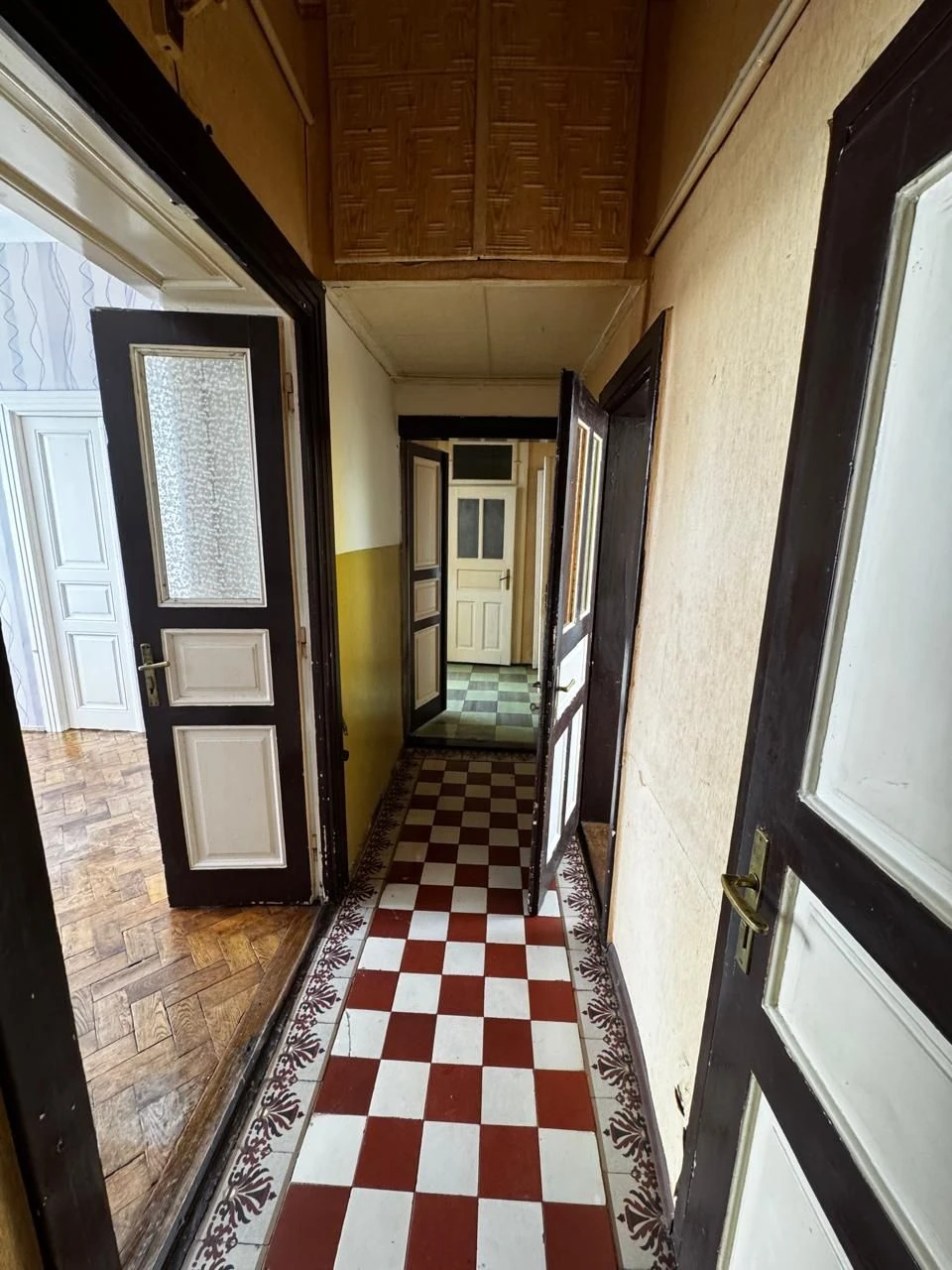 Продается трехкомнатная квартира в центре Дрогобича