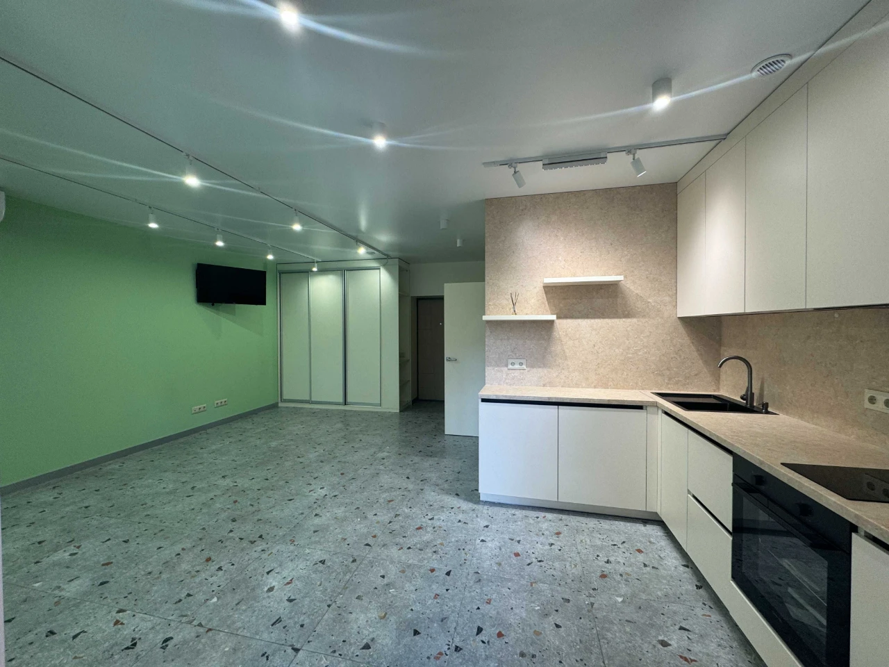 Price Change! Urgent: 1-room apartment for sale for $4000.