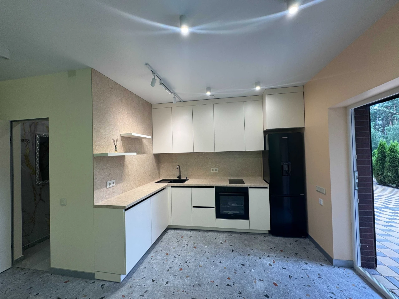 Price Change! Urgent: 1-room apartment for sale for $4000.