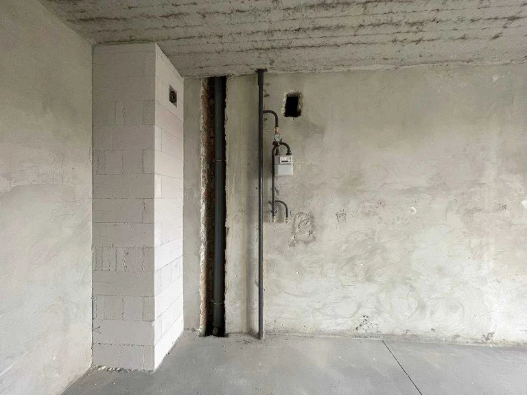 Sale of a spacious one-bedroom apartment in a well-built building