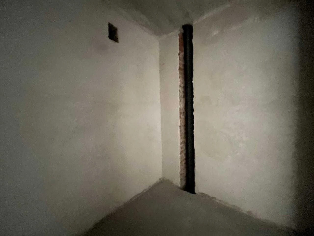 Sale of a spacious one-bedroom apartment in a well-built building