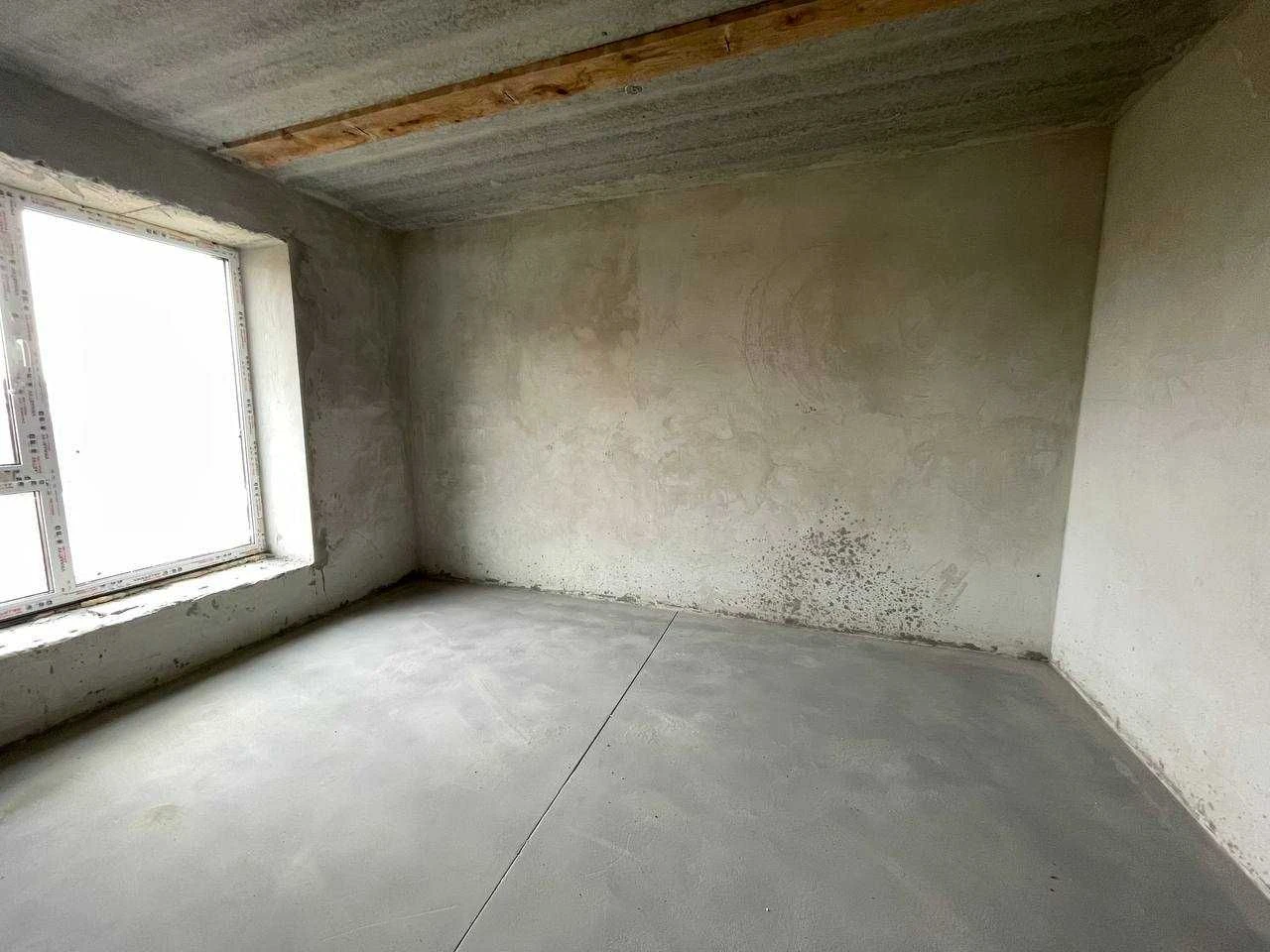 Sale of a spacious one-bedroom apartment in a well-built building