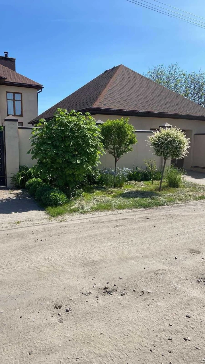 Продається утепленный двухэтажный дом с эркером