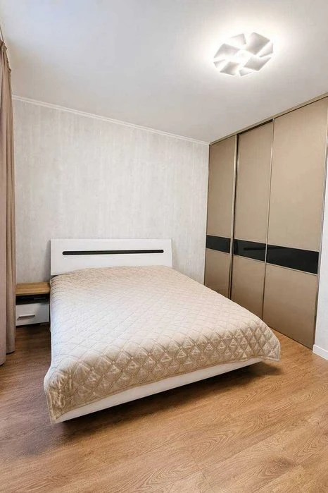 Продам пространства 3-комн. квартиру на Позняках, просп. Петра Г