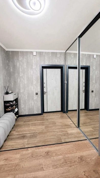 Продам пространства 3-комн. квартиру на Позняках, просп. Петра Г