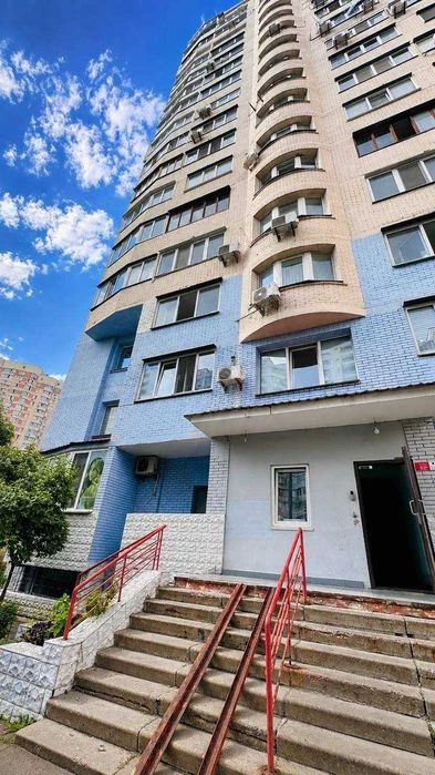 Продам пространства 3-комн. квартиру на Позняках, просп. Петра Г