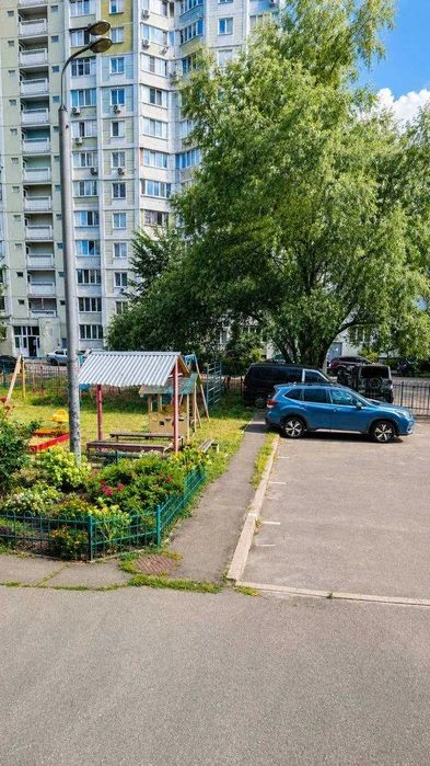 Продам пространства 3-комн. квартиру на Позняках, просп. Петра Г