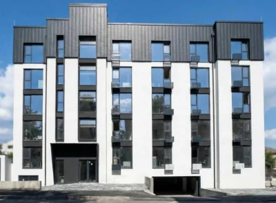 Продаж квартири в діючому житловому прибутковому будинку в К