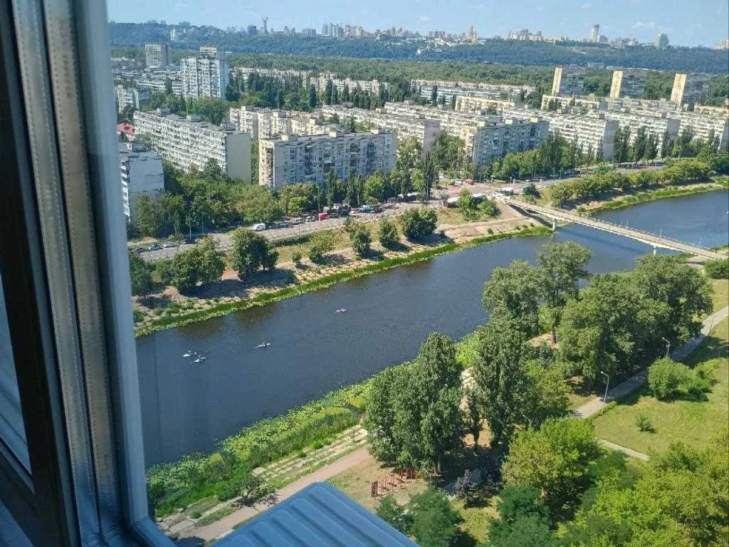 Продається трикімнатна квартира (143 м²) в Києві, Дніпровський район