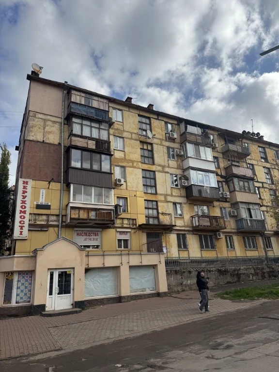 For Sale: Three-room apartment on Artem Avenue, Leslenko Street, Saksagan