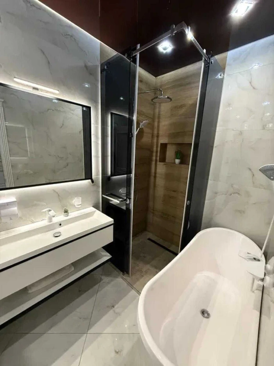 Продаж 2-кімнатна квартира з якісним євроремонтом та меблями