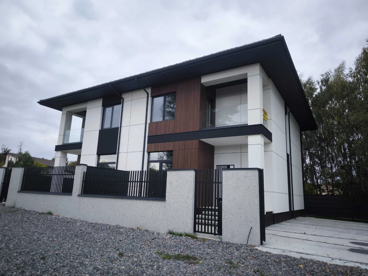 Ready duplex in a quiet, peaceful microdistrict. 2.5 acres.
