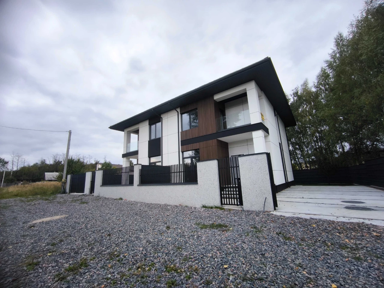 Ready duplex in a quiet, peaceful microdistrict. 2.5 acres.