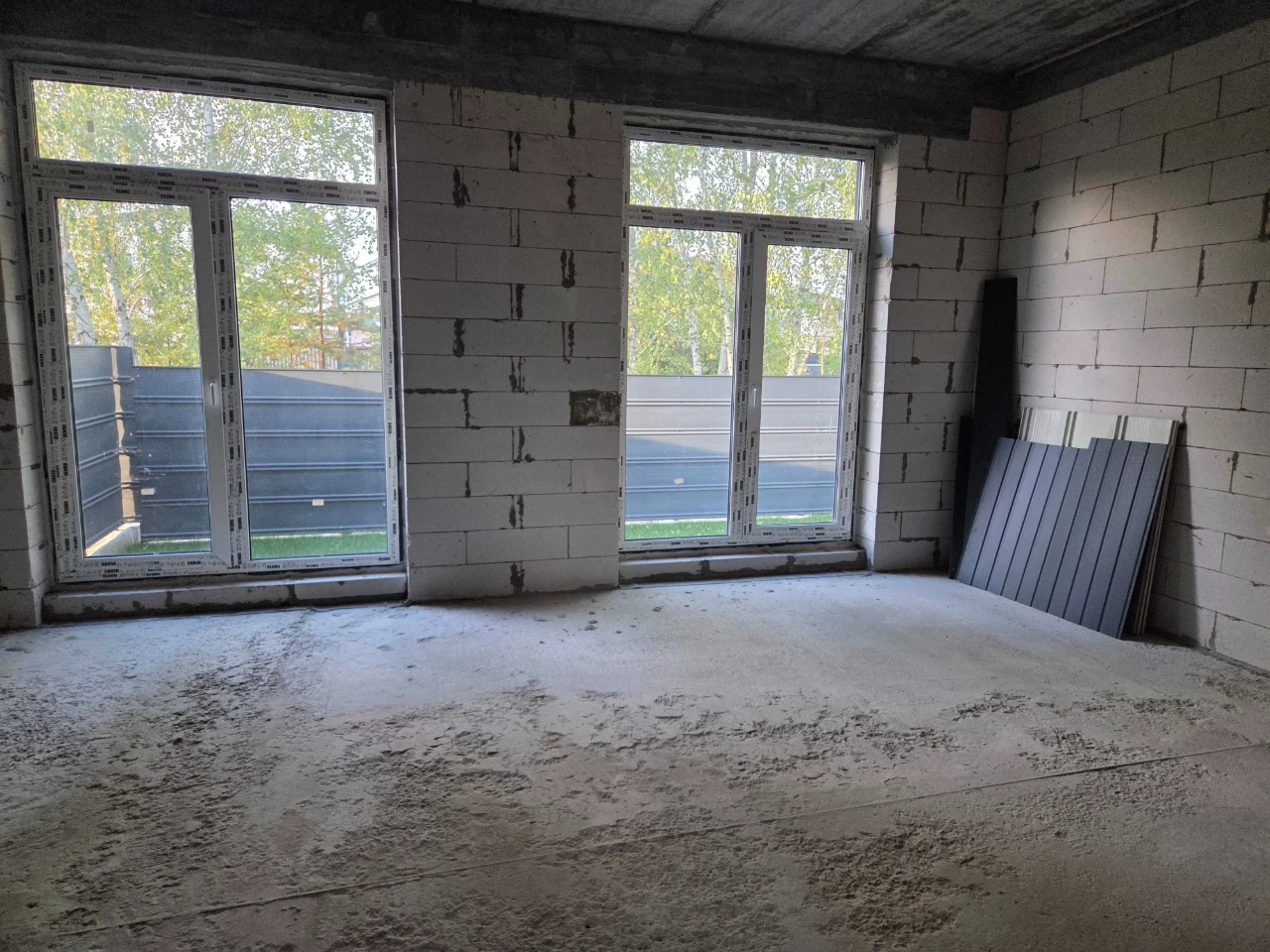 Ready duplex in a quiet, peaceful microdistrict. 2.5 acres.