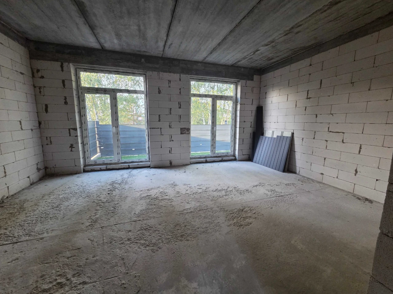 Ready duplex in a quiet, peaceful microdistrict. 2.5 acres.
