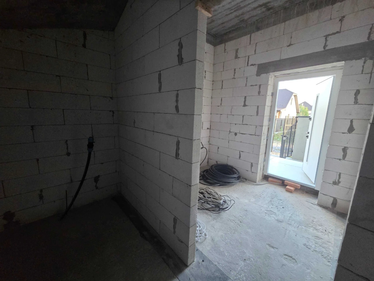 Ready duplex in a quiet, peaceful microdistrict. 2.5 acres.