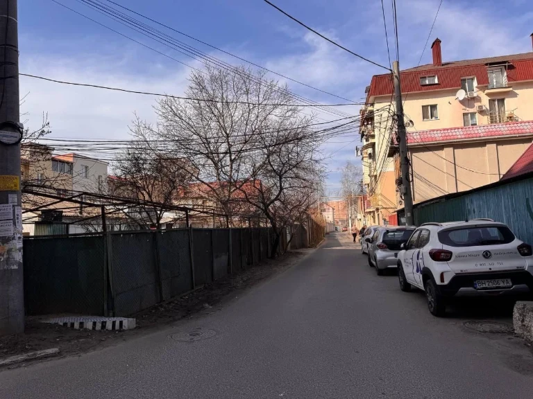 Пропоную ділянку із будівництвом.