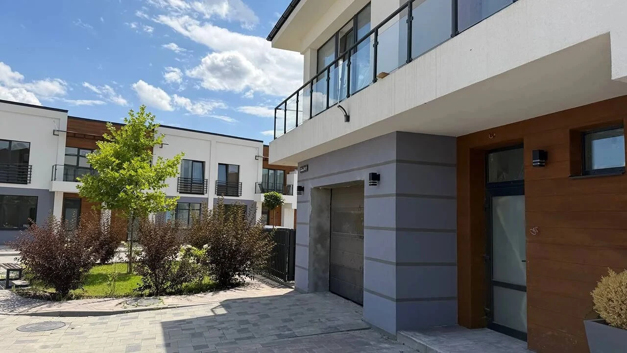 Duplex 144 m² with private plot of 3.51 acres. Enclosed territory