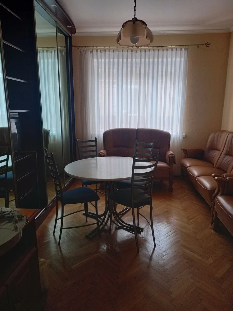 Продам комфортний житловий будинок в районі вулиці Дубнівськ