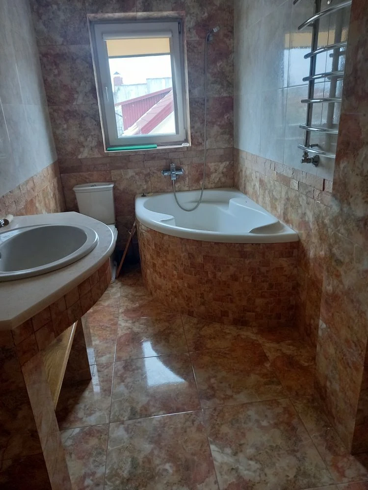Продам комфортний житловий будинок в районі вулиці Дубнівськ