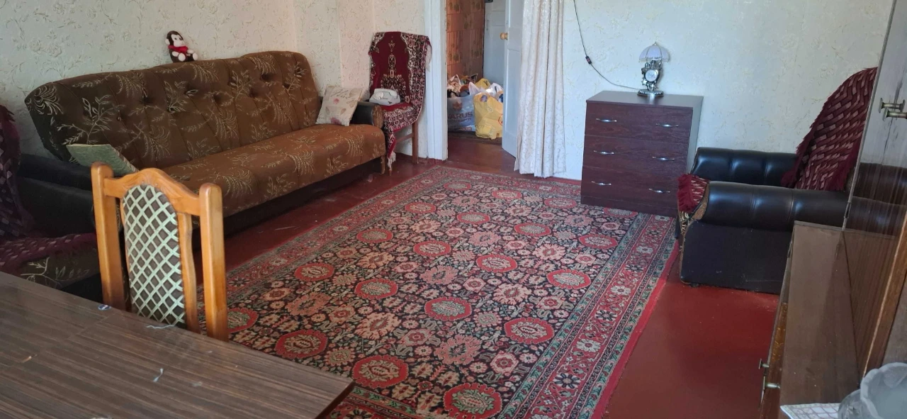 Selling 3-room apartment on the first floor of a 2-story building on St. Y.