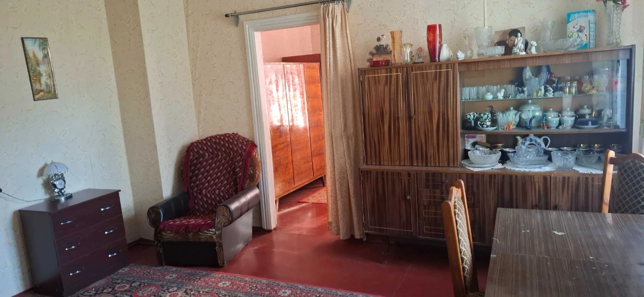 Selling 3-room apartment on the first floor of a 2-story building on St. Y.