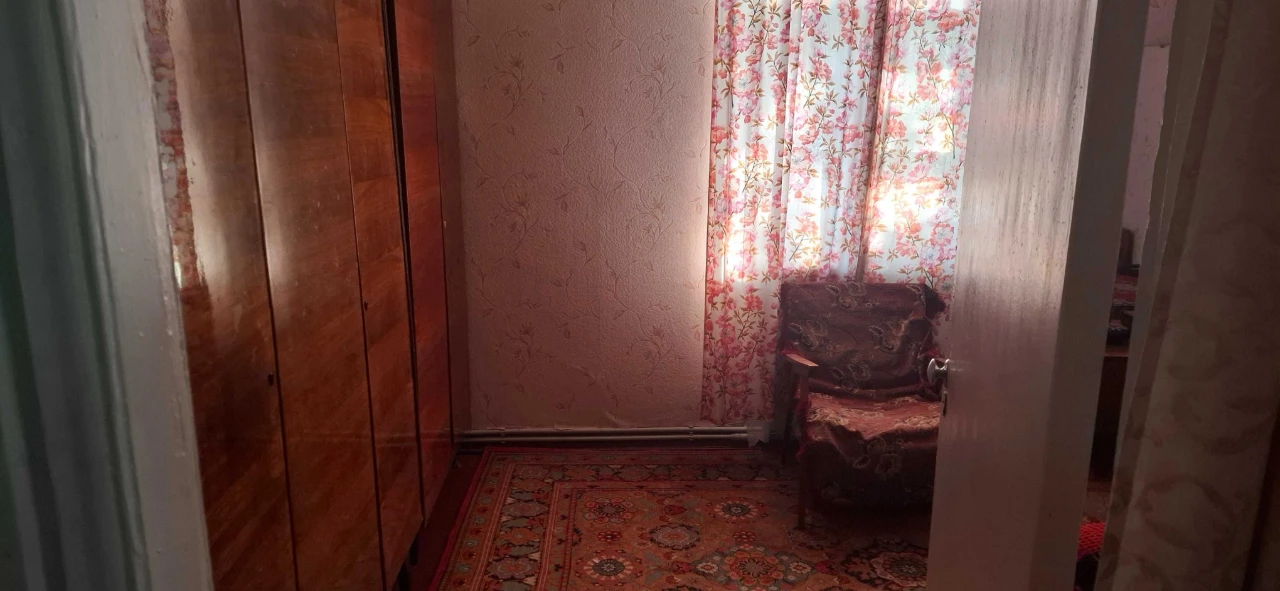Selling 3-room apartment on the first floor of a 2-story building on St. Y.