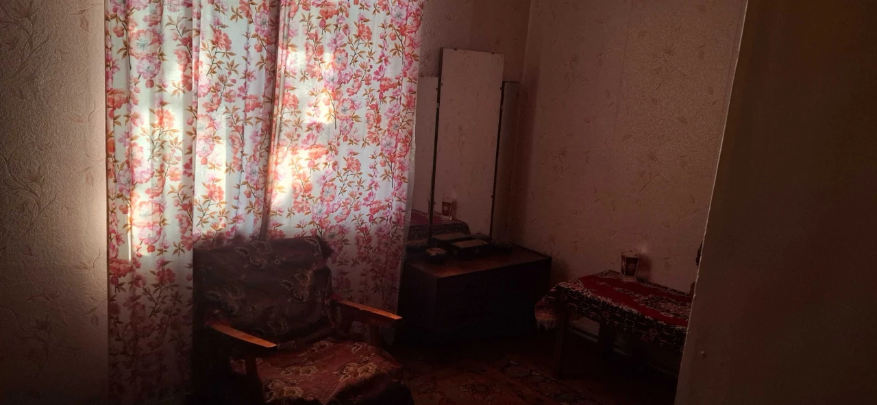Selling 3-room apartment on the first floor of a 2-story building on St. Y.
