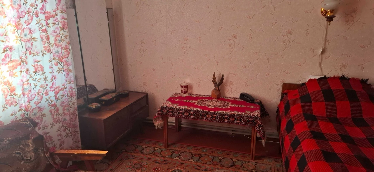 Selling 3-room apartment on the first floor of a 2-story building on St. Y.
