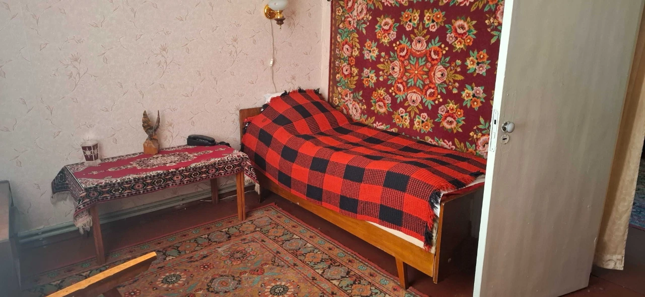 Selling 3-room apartment on the first floor of a 2-story building on St. Y.