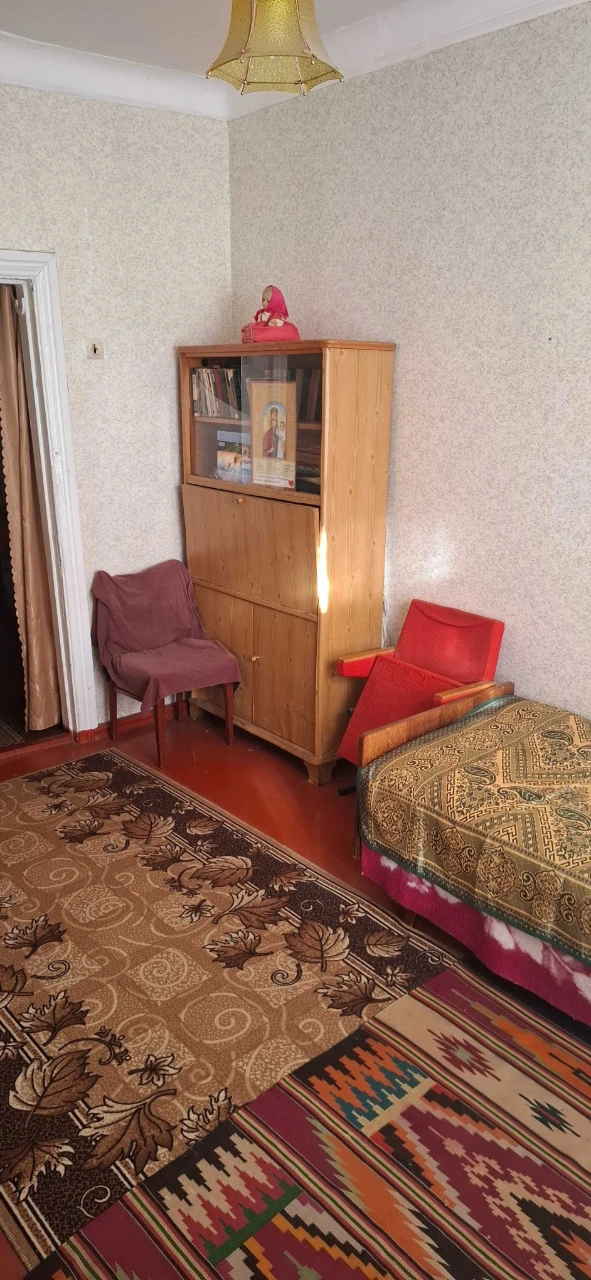 Selling 3-room apartment on the first floor of a 2-story building on St. Y.