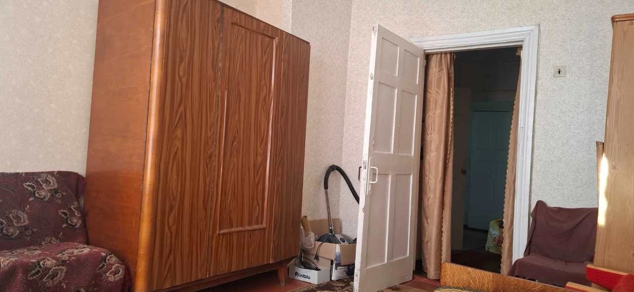 Selling 3-room apartment on the first floor of a 2-story building on St. Y.