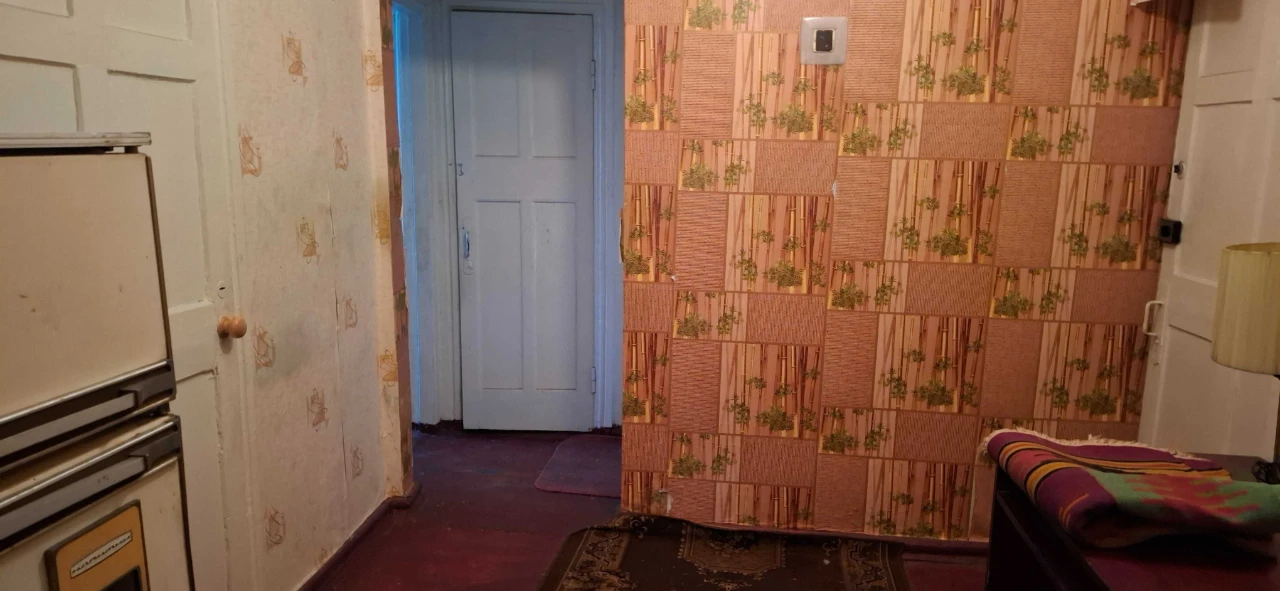Selling 3-room apartment on the first floor of a 2-story building on St. Y.