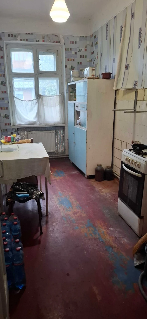 Selling 3-room apartment on the first floor of a 2-story building on St. Y.