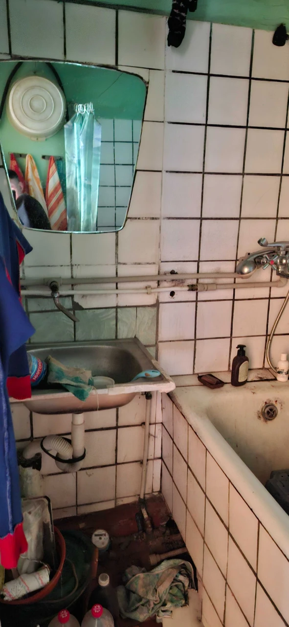 Selling 3-room apartment on the first floor of a 2-story building on St. Y.